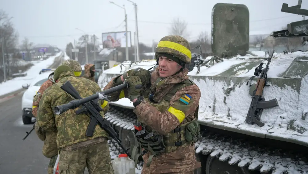 Ukrainian servicemen stand guard on a road in Kharkiv, Ukraine February 25, 2022. REUTERS/Maksim Levin