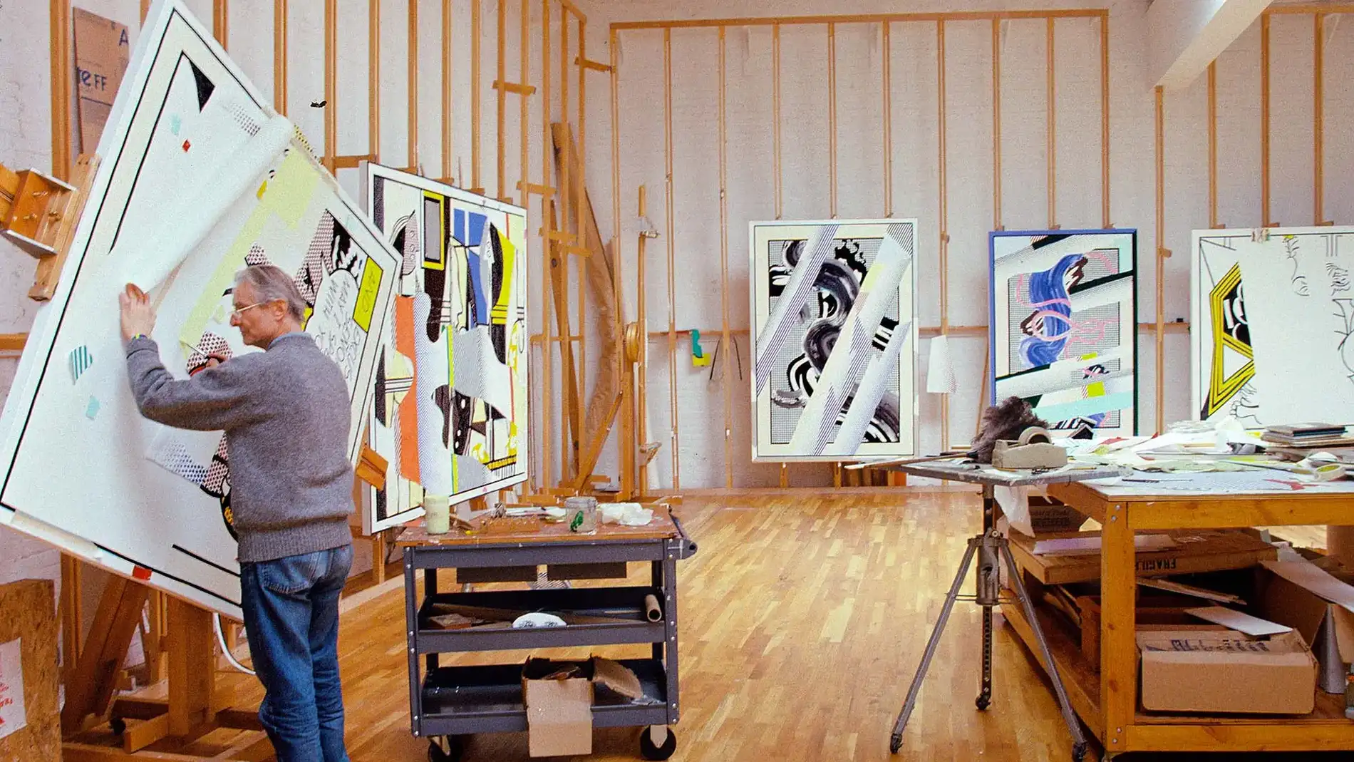 Roy Lichtenstein trabajando en su estudio alrededor de 1989