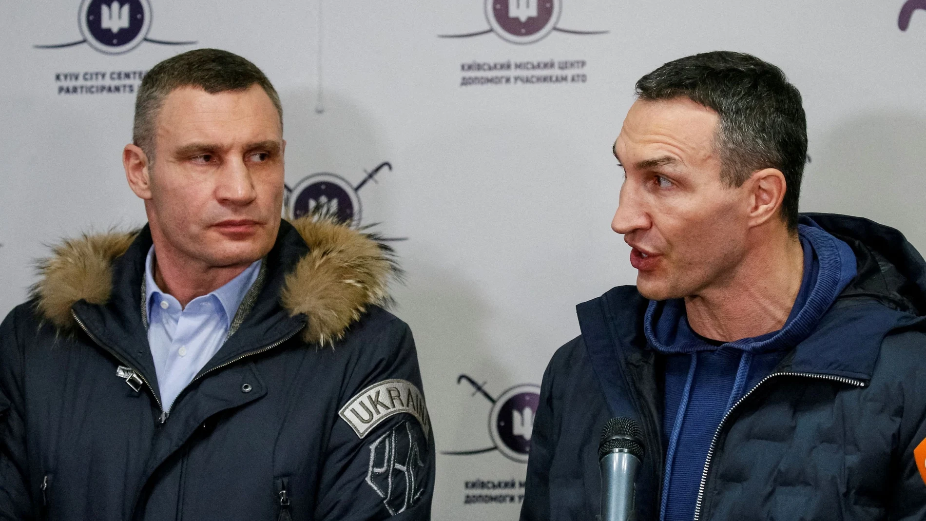 Vladimir Klitschko anuncia su decisión de incorporarse al ejército ucraniano en presencia de su hermano Vitali