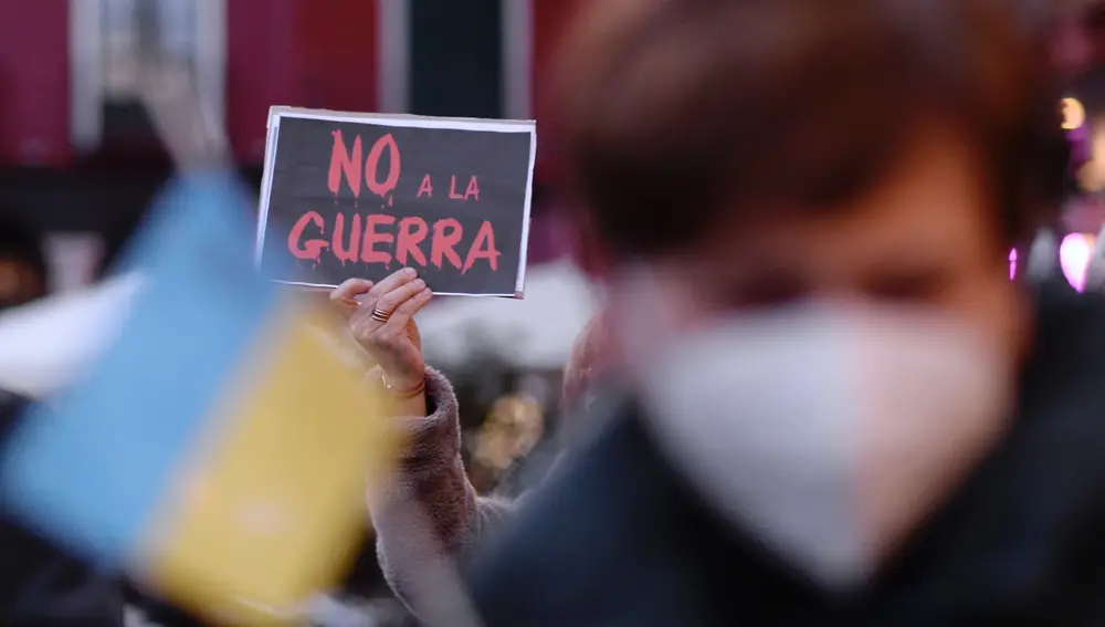 VALLADOLID, 25/02/2022.- Una mujer sostiene una pancarta en la que lee &quot;No a la guerra&quot; durante la concentración celebrada esta tarde en Valladolid para protestar contra la invasión rusa de Ucrania. EFE/NACHO GALLEGO