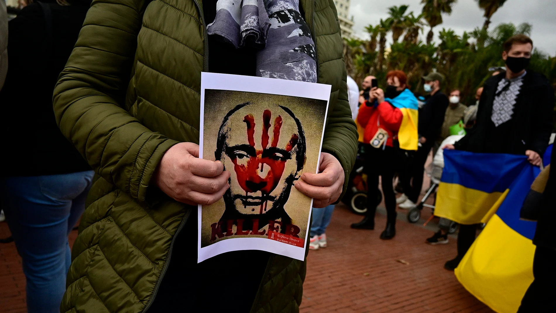 Una mujer muestra un cartel contra Vladimir Putin, durante la concentración por segundo día consecutivo que han realizado un centenar de personas, esta viernes en la plaza de la Marina en Málaga.Efe/Jorge Zapata