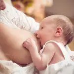 Una madre amamanta a su bebé