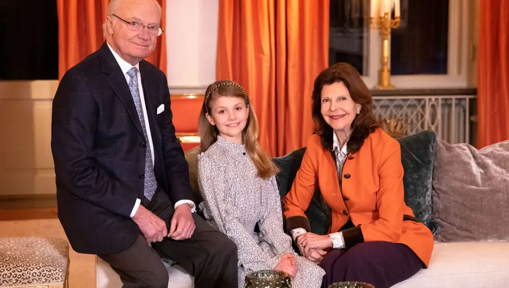 La princesa Estela de Suecia con sus abuelos, los reyes Carlos y Silvia Linda