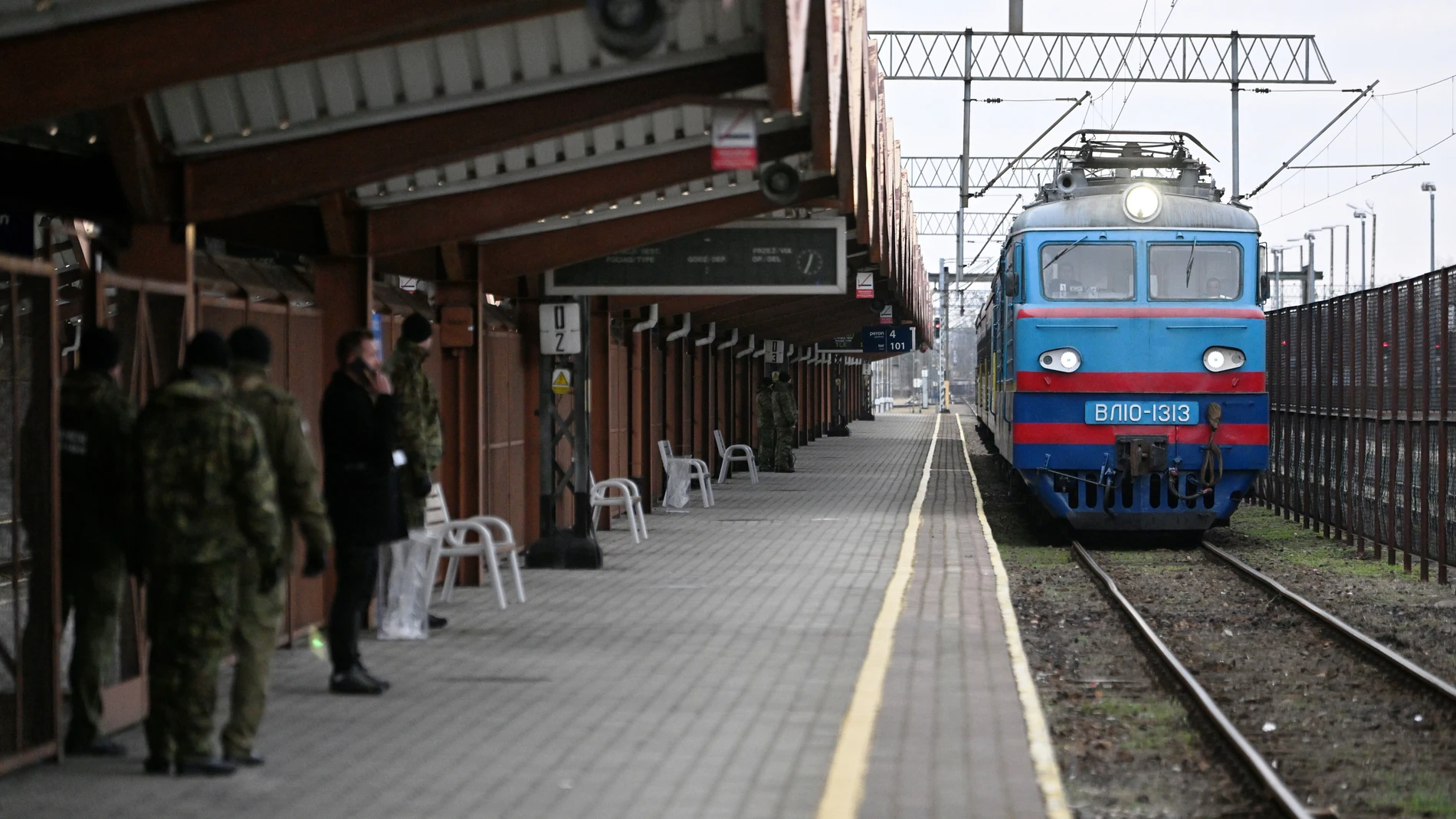 rzemysl (Polonia), 25/02/2022.- Tren de pasajeros ucraniano procedente de Odesa en la estación de tren de Przemysl, sureste de Polonia EFE/EPA/Darek Delmanowicz