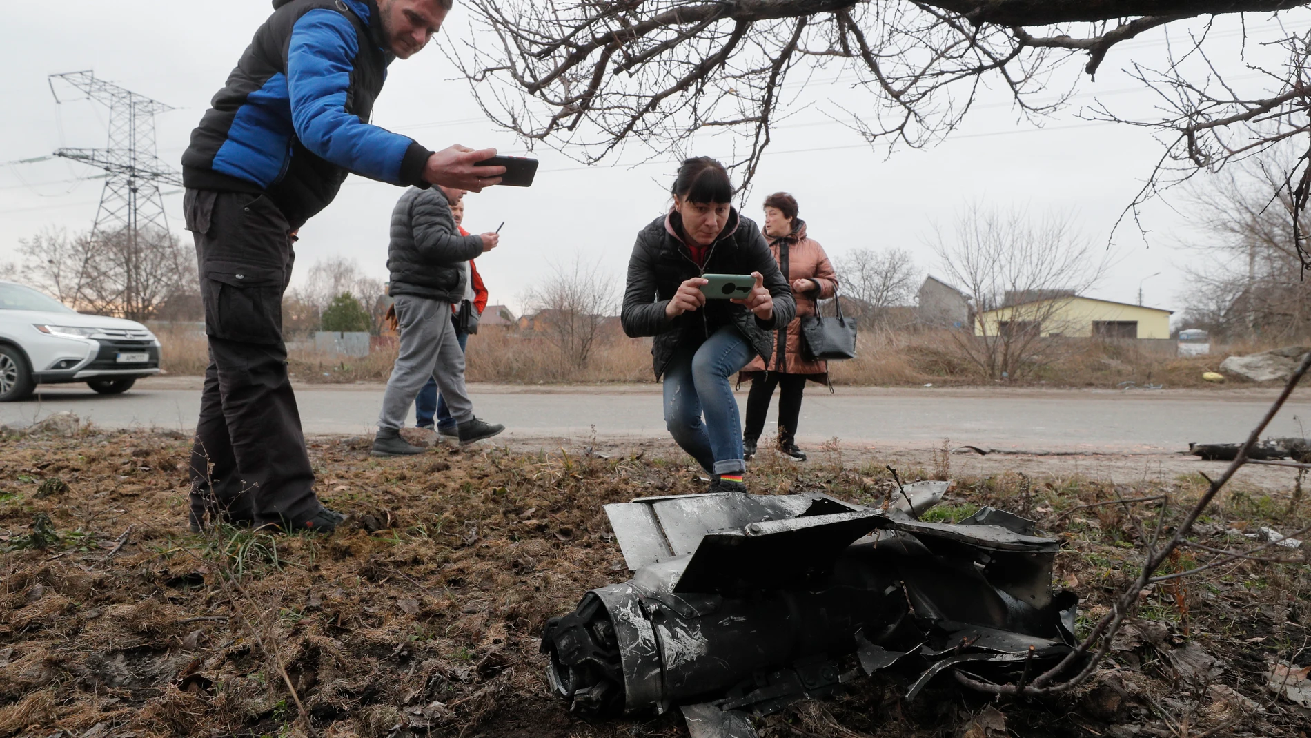 -FOTODELDIA- Kiev (Ucrania), 25/02/2022.- La gente toma fotografías de los restos de un cohete en la calle después del bombardeo nocturno en Kiev (Kyiv), Ucrania, 25 de febrero de 2022. Las tropas rusas entraron en Ucrania el 24 de febrero incitando al presidente del país para declarar la ley marcial. (Rusia, Ucrania) EFE/SERGEY DOLZHENKO