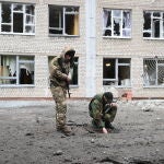 Soldados rusos, junto a un colegio atacado por un misil en Donetsk