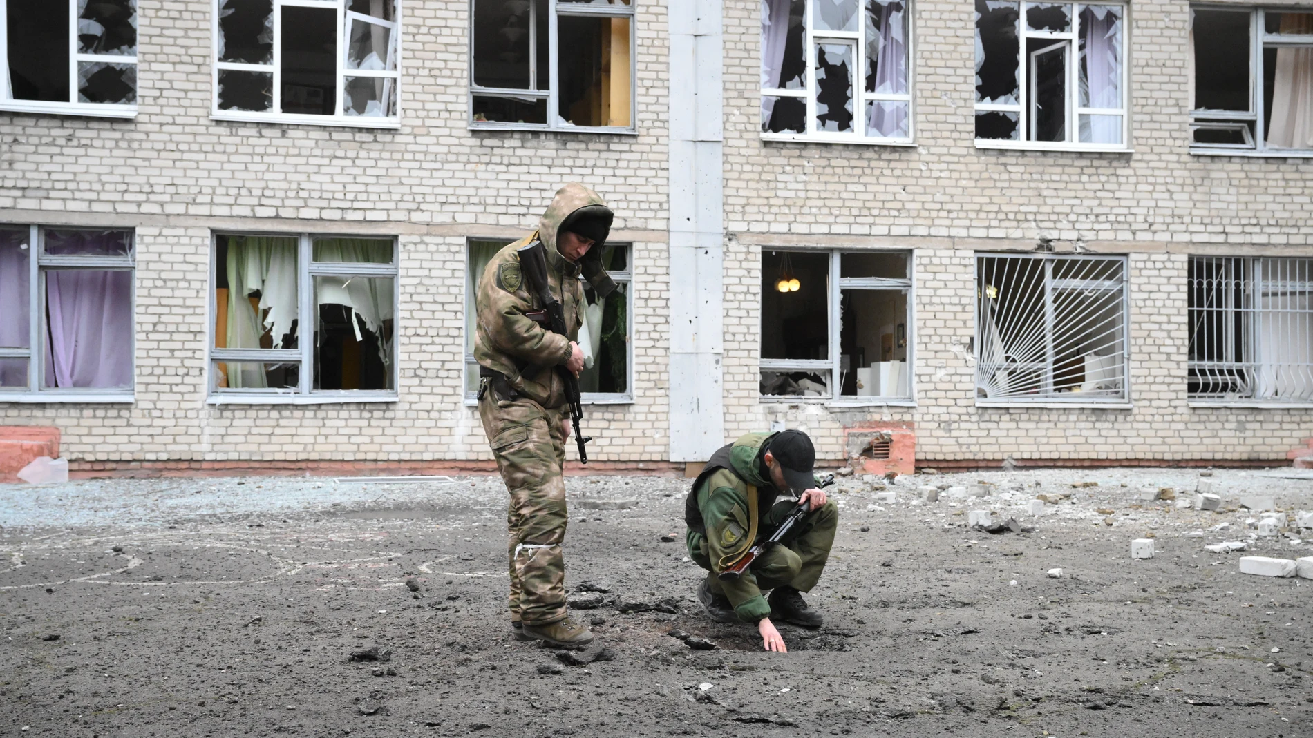 Soldados rusos, junto a un colegio atacado por un misil en Donetsk