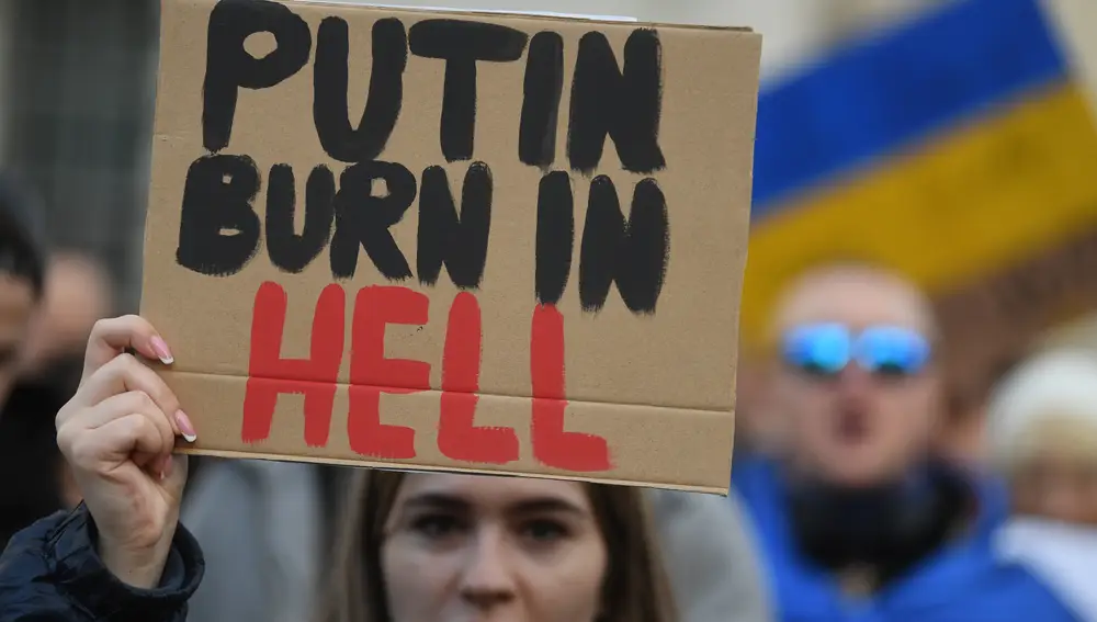 Cartel en las protestas que tuvo lugar ayer en Londres, Reino Unido. Varias manifestaciones están teniendo lugar a lo largo del mundo pen contra de la invasión de Rusia a Ucrania