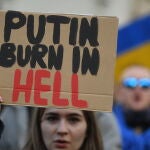 Cartel en las protestas que tuvo lugar ayer en Londres, Reino Unido. Varias manifestaciones están teniendo lugar a lo largo del mundo pen contra de la invasión de Rusia a Ucrania