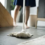 Limpiar las superficies interiores con desinfectantes puede generar contaminantes