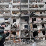 Kiev (Ukraine), 25/02/2022.- Consecuencias de un bombardeo durante la noche en una zona residencial en Kiev, Ucrania. 25 February 2022. EFE/EPA/SERGEY DOLZHENKO