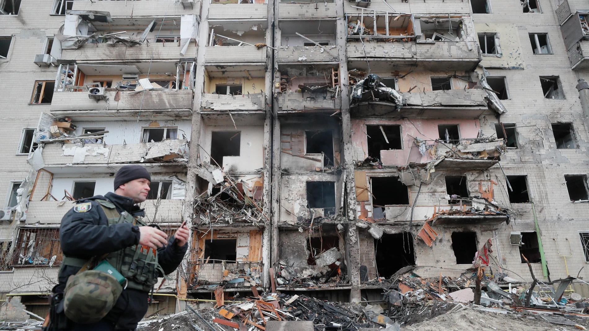Kiev (Ukraine), 25/02/2022.- Consecuencias de un bombardeo durante la noche en una zona residencial en Kiev, Ucrania. 25 February 2022. EFE/EPA/SERGEY DOLZHENKO