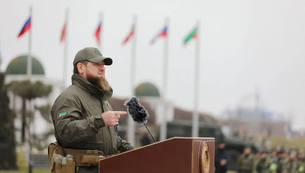 El líder regional de Chechenia, Ramzan Kadyrov, se dirige a los militares que asisten a una concentración en la Plaza de Grozny, la capital de Chechenia el pasado 25 de febrero | Fuente: REUTERS/Chingis Kondarov