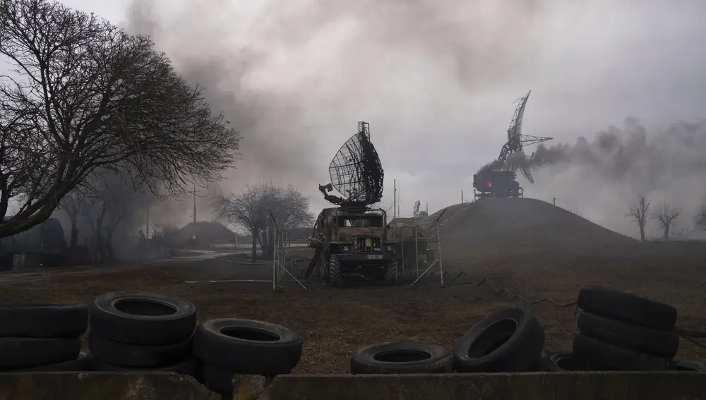 El humo se eleva desde una base de defensa aérea después de un ataque ruso en Mariupol, Ucrania