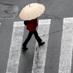 Una persona se protege del agua con paraguas cuando las lluvias caídas en la Comunitat Valenciana