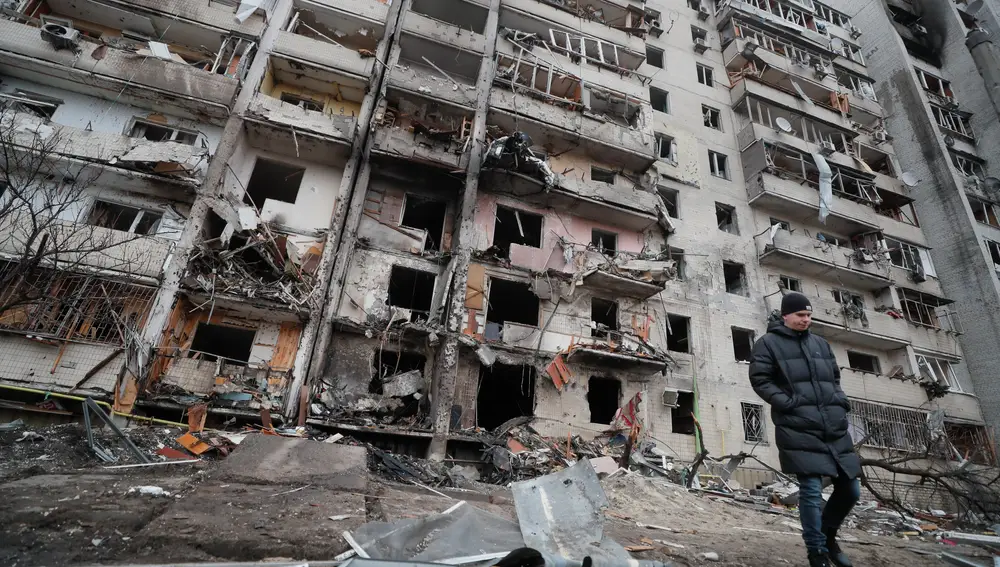 Consecuencias de un bombardeo nocturno en una zona residencial de Kiev, Ucrania, el 25 de febrero de 2022 | Fuente: EFE / Sergey Dolzhenko