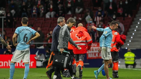 Iago Aspas se marcha cojeando del campo después de la entrada de Giménez