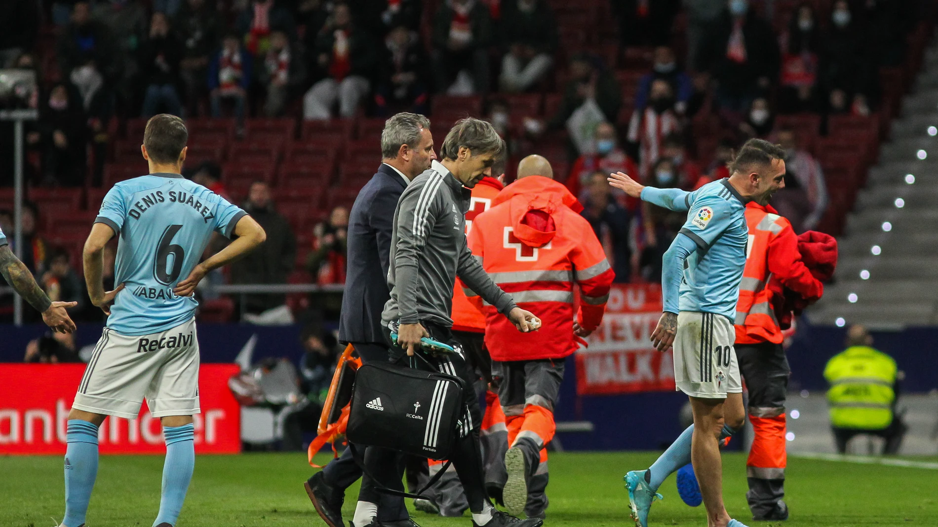 Iago Aspas se marcha cojeando del campo después de la entrada de Giménez