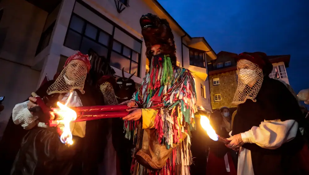 Tradicional mascarada de Riaño, conocida como antruido, con el desfile de La Mojiganga y quema de La Choza al anochecer