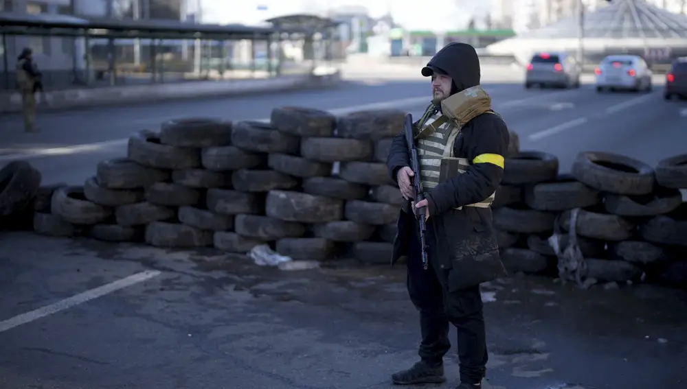 Un vecino de Ucrania hace guarda en una vía principal de Kiev