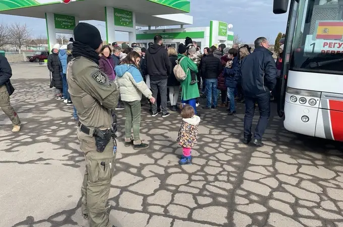 Los primeros españoles evacuados de Ucrania ya están “a salvo” en Polonia