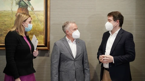 Alfonso Fernández Mañueco, junto a Jesús Ceña e Isabel Blanco, durante el encuentro celebrado este sábado en las Cortes