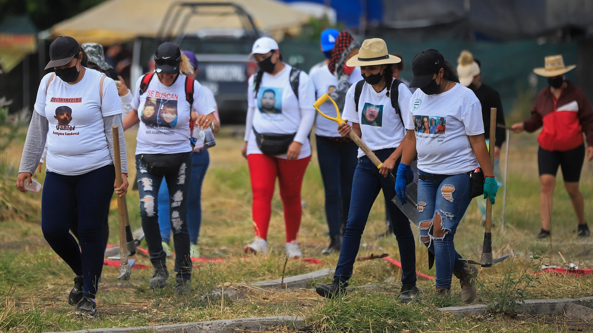 Familiares de personas desaparecidas y grupos de brigadas de búsqueda realizan hoy trabajo de campo en una fosa hallada en un parque del municipio de Tlajomulco, estado de Jalisco (México).