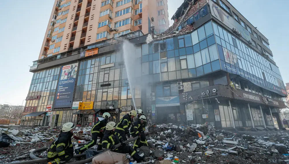 Bomberos ucranianos tratan de apagar un fuego en un edificio de viviendas de Kiev | Fuente: EFE/ Sergey Dolzhenko