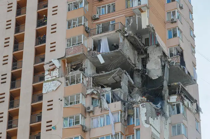 Así es el brutal impacto de un misil ruso contra un edificio de viviendas en Kiev