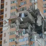  Así es el brutal impacto de un misil ruso contra un edificio de viviendas en Kiev