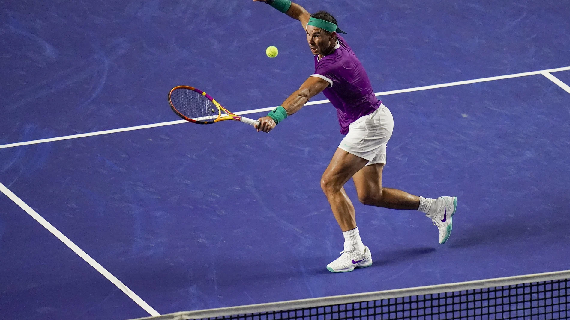 Nadal volea durante su partido de semifinales de Acapulco ante Medvedev