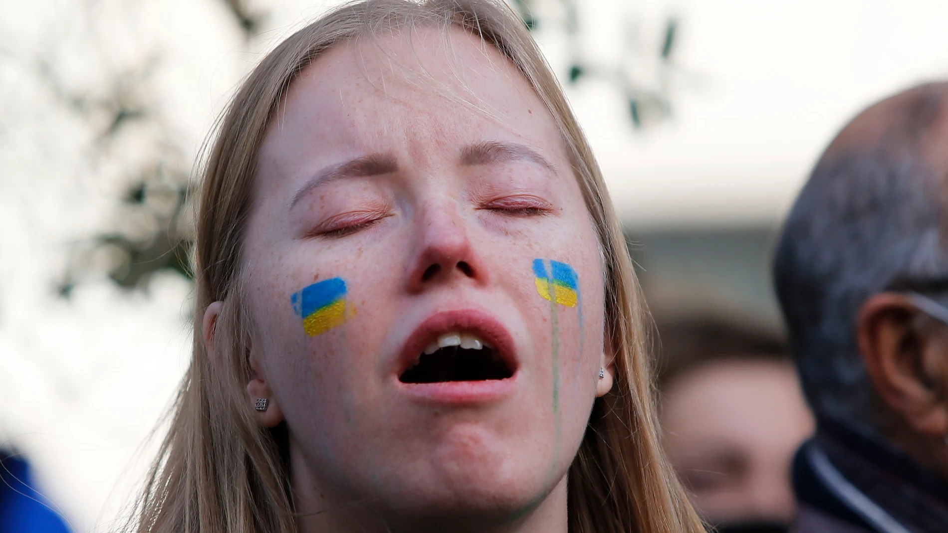 Cientos de ucranianos se manifiestan para denunciar el ataque ruso en tierras ucranianas