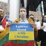 Un grupo de ucranianos en Taiwán y simpatizantes sostienen carteles para protestar contra la invasión de Rusia en solidaridad con el pueblo ucraniano frente a la Oficina de Representación de la Comisión de Coordinación Moscú-Taipei