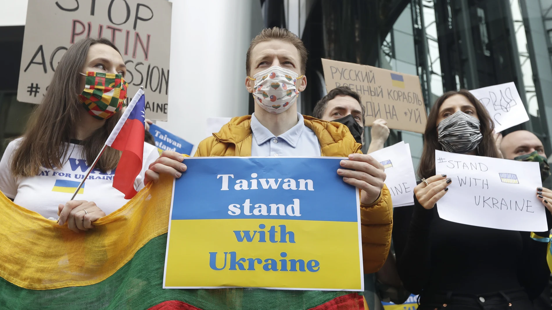 Un grupo de ucranianos en Taiwán y simpatizantes sostienen carteles para protestar contra la invasión de Rusia en solidaridad con el pueblo ucraniano frente a la Oficina de Representación de la Comisión de Coordinación Moscú-Taipei