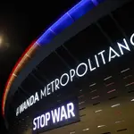 MADRID, 26/02/2022.- El estadio Wanda Metropolitano muestra el mensaje "Stop war" en repulsa a la invasión de Rusia a Ucrania, antes del inicio del encuentro correspondiente a la jornada 26 de primera división que disputan hoy sábado Atlético de Madrid y Celta de Vigo en el estadio colchonero, en Madrid. EFE / Mariscal.