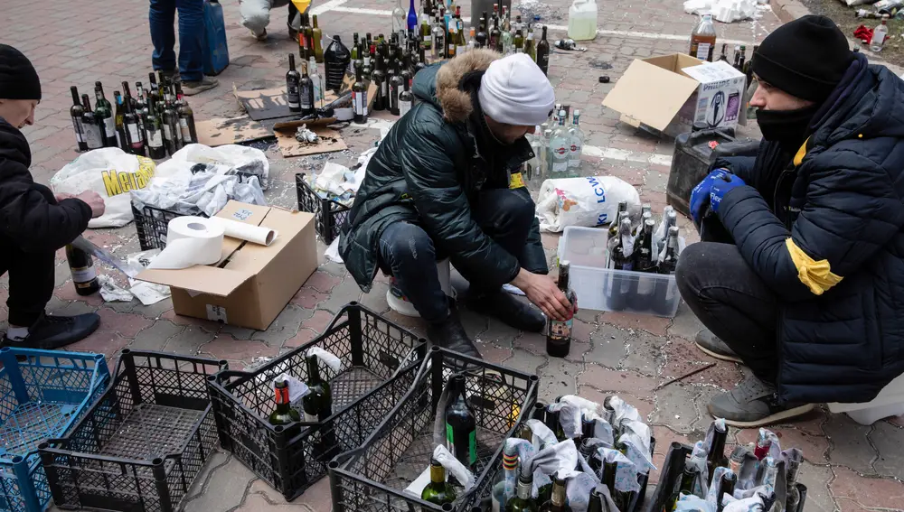 Ucranianos preparan cócteles molotov en Kiev para hacer frente a las tropas rusas