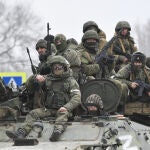 Militares rusos son vistos en Armyansk, en la parte norte de Crimea, el 24 de febrero