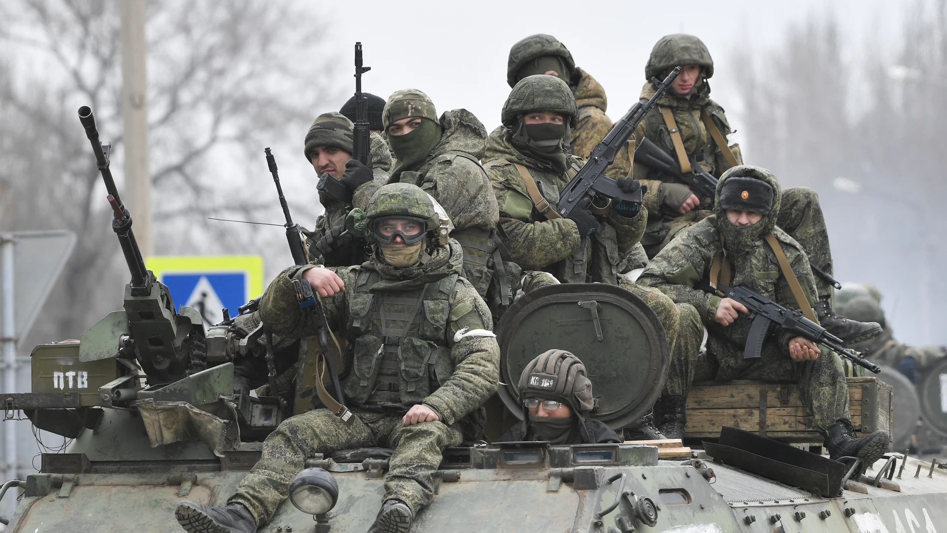 Militares rusos son vistos en Armyansk, en la parte norte de Crimea, el 24 de febrero