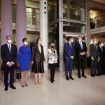 El Rey Felipe VI, el presidente del Gobierno, Pedro Sánchez (6i) y la vicepresidenta Nadia Calviño (5i), acompañados de los ejecutivos de las mayores compañías del sector tecnológico a su llegada este domingo a la cena oficial de la inauguración del Mobile World Congress (MWC) de Barcelona.