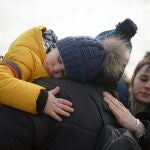 Un hombre abraza a su hijo tras huir del conflicto de Ucrania en la frontera con Rumania