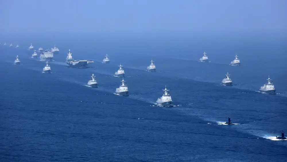 Buques de guerra y aviones de combate de la Armada del Ejército Popular de Liberación de China (EPL) participan en una exhibición militar en el Mar de China Meridional