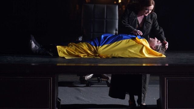 El Teatro Real rinde homenaje a las víctimas de Ucrania en la última función de "El ocaso de los dioses"