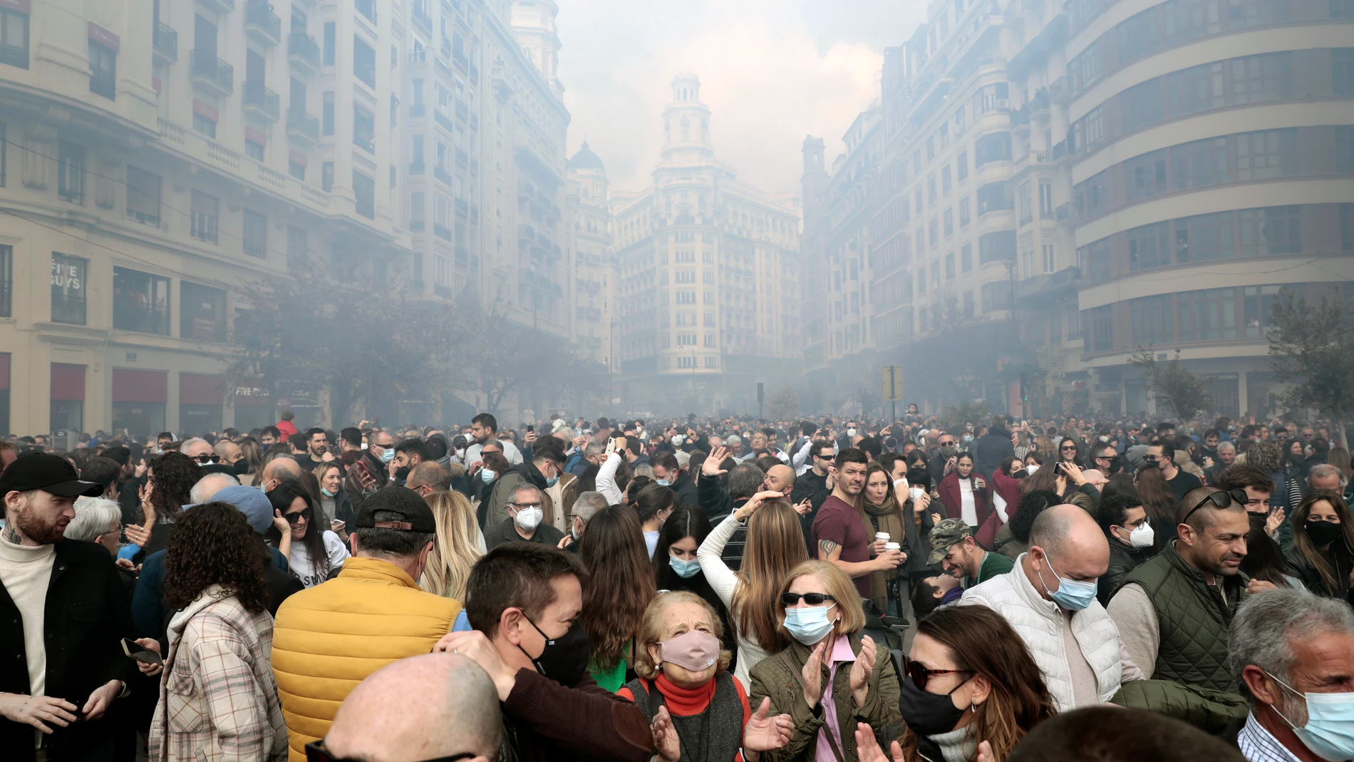 Vista general de la plaza del ayuntamiento de Valencia durante la mascletá, sin restricciones, pero en la que el público asistente debía utilizar la mascarilla como medida de protección ante la covid. A 27 de febrero de 2022