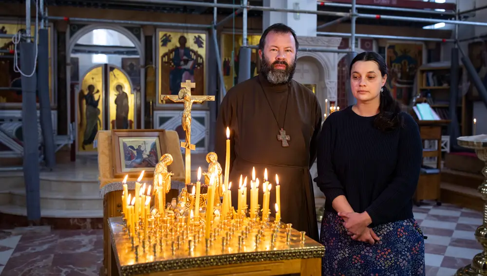 Entrevista al reverendo Ortodoxo y su mujer en la Iglesia Ortodoxa de Madrid en Gran Vía de Hortaleza para hablar sobre el conflicto de Rusia con Ucrania.