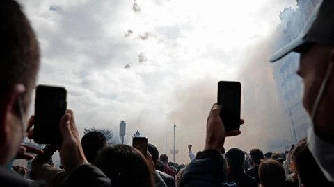 Varias personas toman imágenes durante una mascletá
