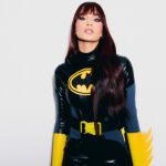 La cantante se disfraza de la super heroína más sexy del cómic