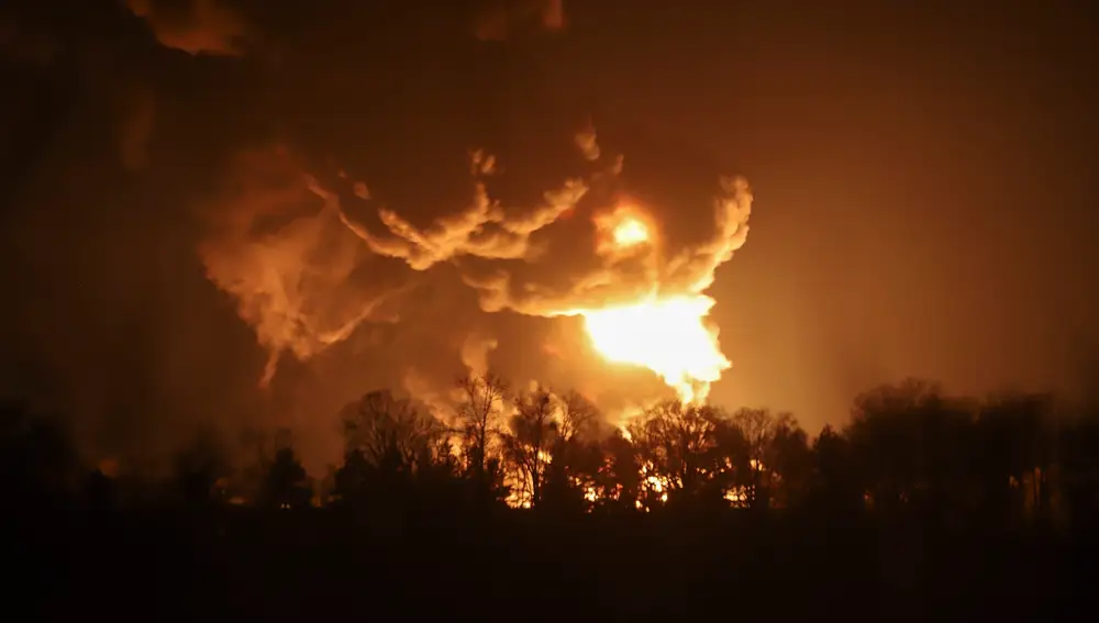 Un gran incendio en un depósito de almacenamiento de petróleo tras un ataque con misiles rusos, en Vasylkiv, cerca de Kiev, Ucrania, el 27 de febrero de 2022 | Fuente: EFE/ ALISA YAKUBOVYCH