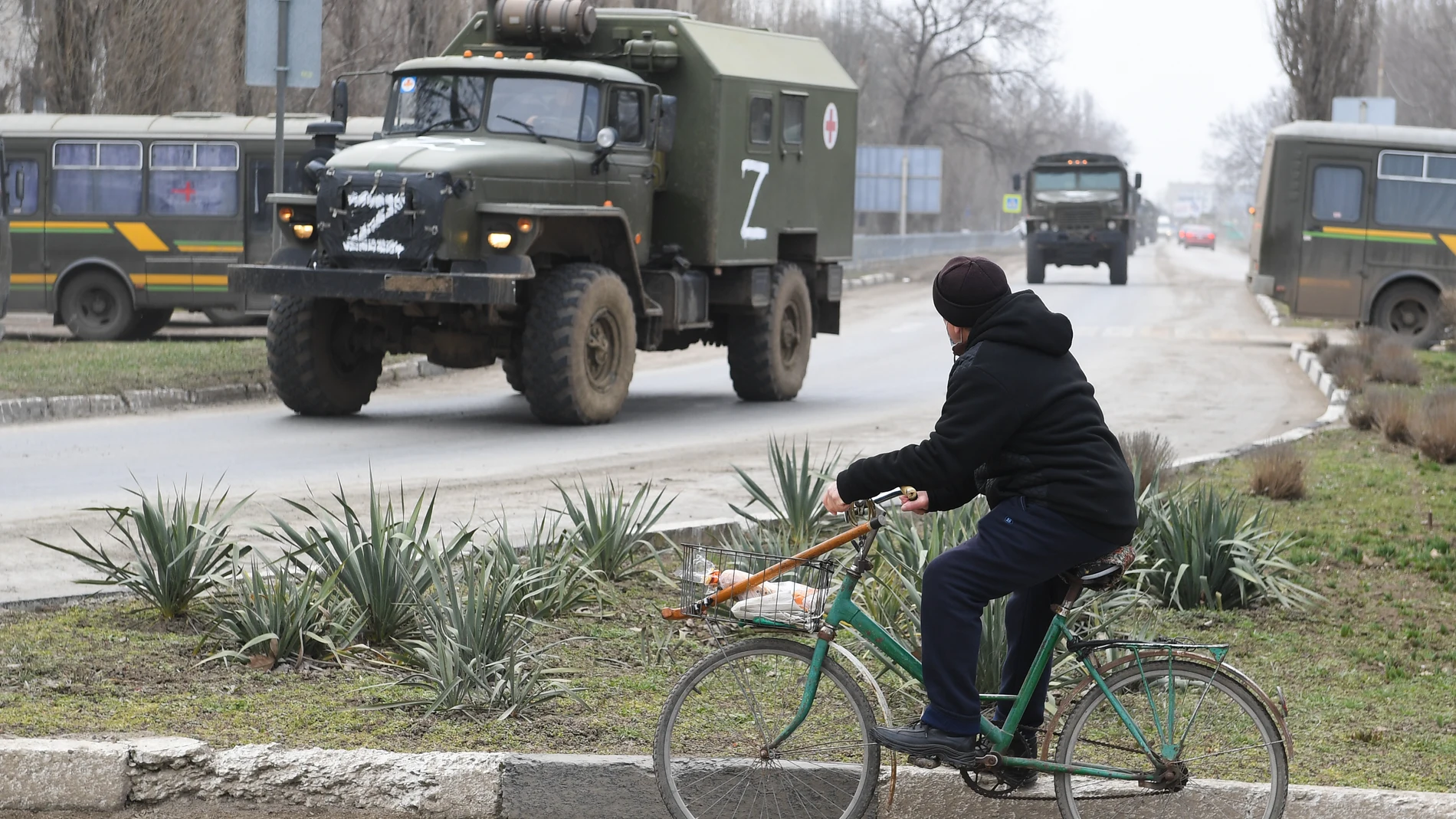 Se ven camiones militares rusos en Armyansk, en el norte de Crimea, Rusia.