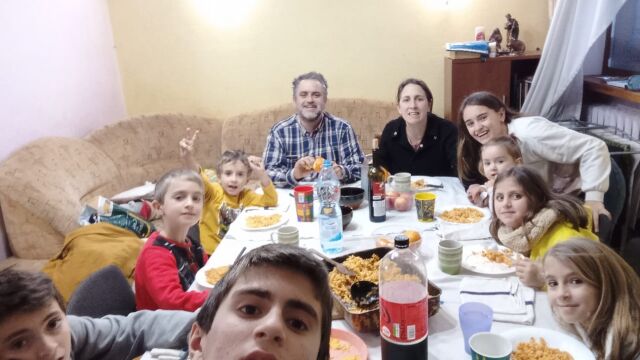 Ximo, Sara y sus ocho hijos salieron de Kiev en un convoy del Ministerio de Asuntos Exteriores