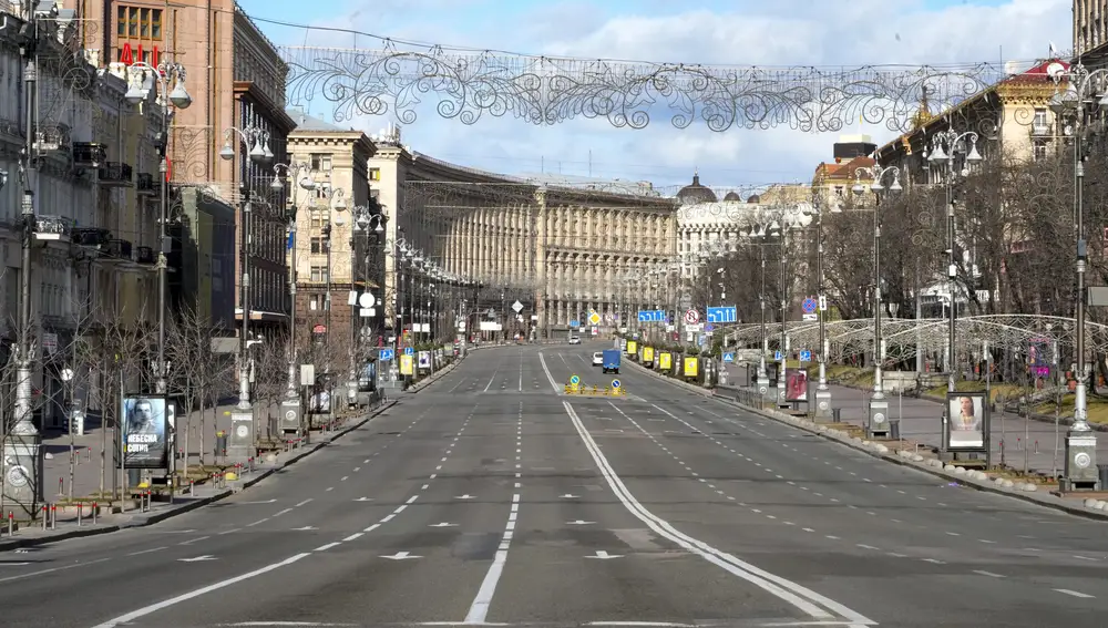 Una vista de Khreshchatyk, la calle principal, vacía debido al toque de queda en el centro de Kiev, Ucrania
